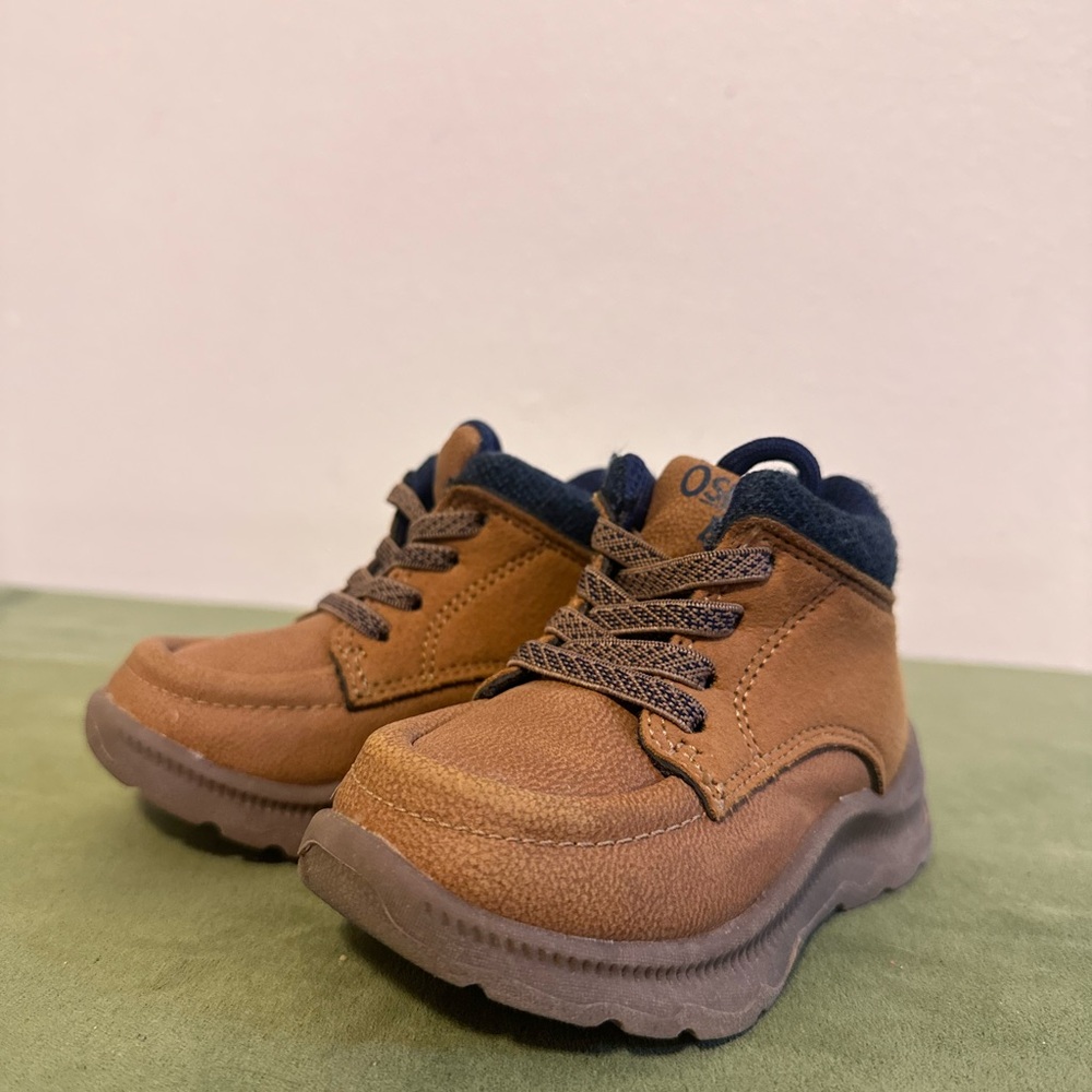 LIKE NEW OSHKOSH B'gosh Brown Kids Shoes